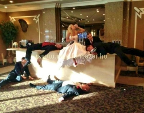 Az év ingatlanhirdetése: részegen fetrengő násznép a borkombinátban!