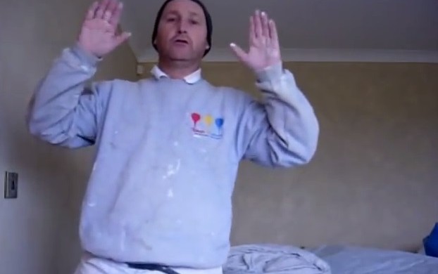 Dalban mondom el: éneklő plafonfestő bácsi! Vigyázat, dallamtapadás veszély!