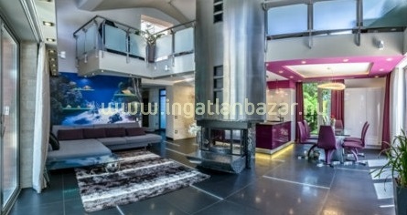 Fél milliárdos ház, erős arculattal – vajon piacképes?