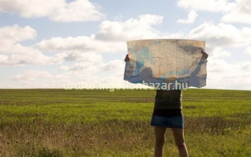 A hónap ingatlanhirdetése: Leány papír térképpel