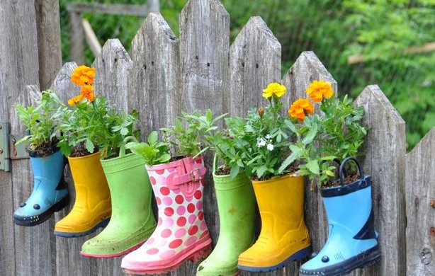 Lyukas gumicsizmából trendy vázát!