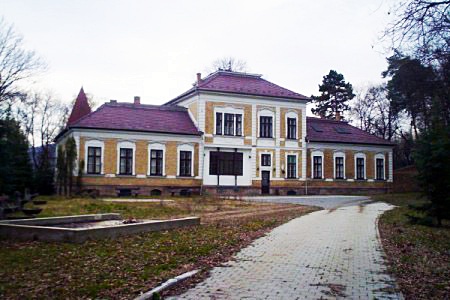 Eladó a volt ÁVH főhadiszállás a hírhedt recski tábor közelében