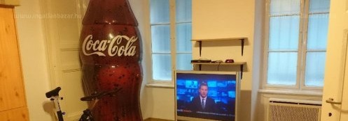 Kóla reklám, vagy egy őrült lakáshirdetés? Vigyázat: Trump-veszély!