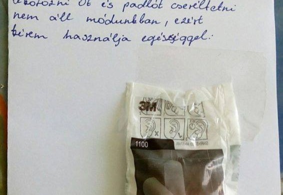 Úristen! Fogynak a lépcsőházi üzenetek!