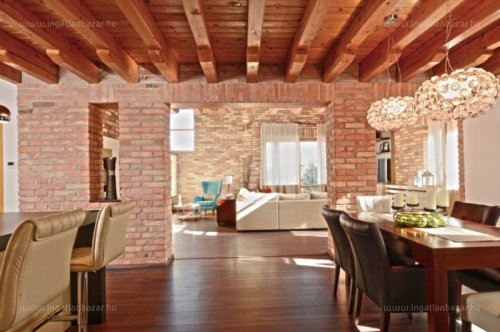 A hét ingatlana: beltéri nyers téglafalak luxus kivitelben Budakalászon