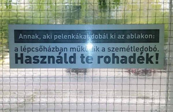 Lépcsőházi üzenetek: szemét, pelenka és hányás tárolás, meg egy elkóborolt madár