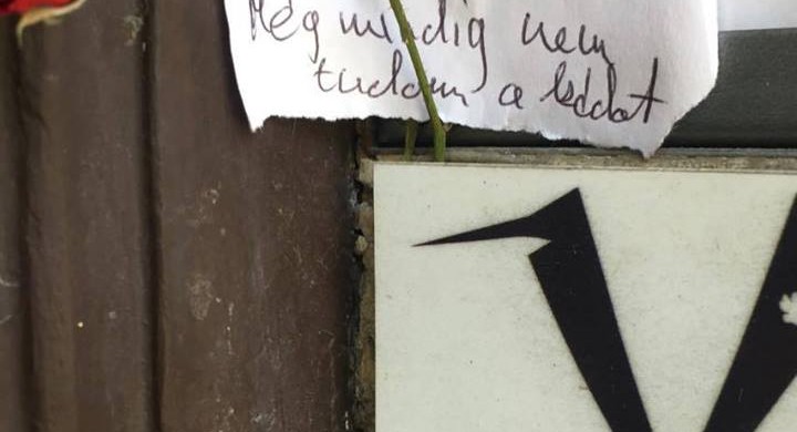 Lépcsőházi üzenetek: azt hittük, már kifogytunk. De nagyon nem.