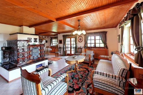 A hét ingatlana: fényáradat, faburkolatok és egy baldachinos ágy Sukorón