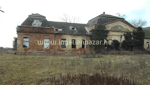 Vegyen egy kopott kastélyt 20 millióért és legyen saját termálvize!