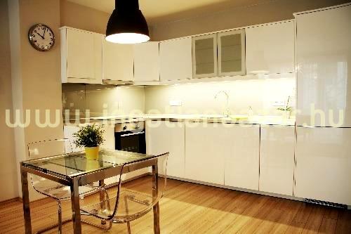 Itt van az ősz… Egy újépítésű lakás a sárga szín erejével!