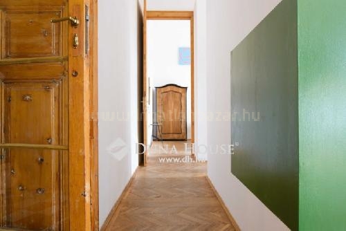 Polgári környezet kortárs design elemekkel, na meg egy szánkóval