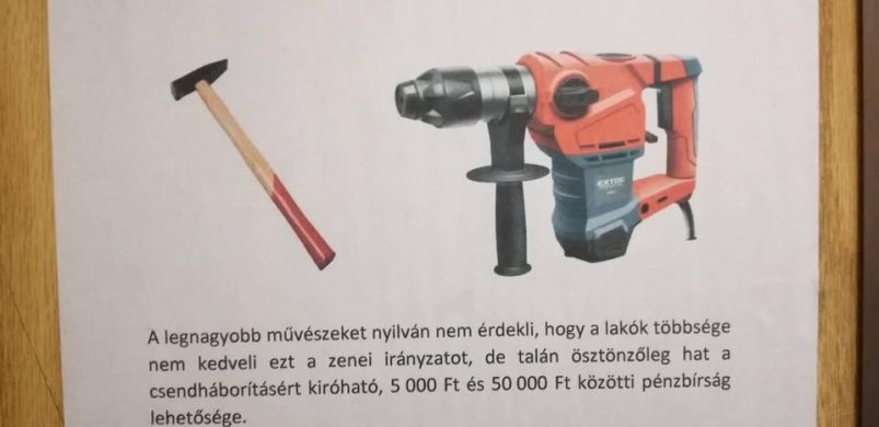 Lépcsőházi üzenetek: postás különkiadás, megy egy róka