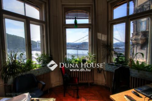 Kis magyar kukkoló: 340 milliós luxus lakás, ahol a személyes tárgyakat nézegeti mindenki