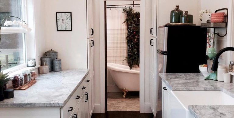 18 nm-es miniház káddal és csillárral! Mert bizony ez is mind belefér!