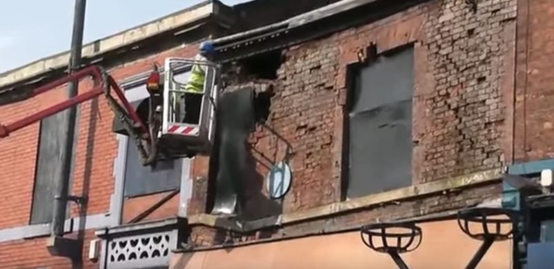 Angol humor: tévedésből összedől az egész ház, de a britek csak röhögnek