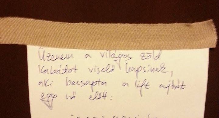 Lépcsőházi üzenetek sok kutyás tartalommal és két nyelvőrrel