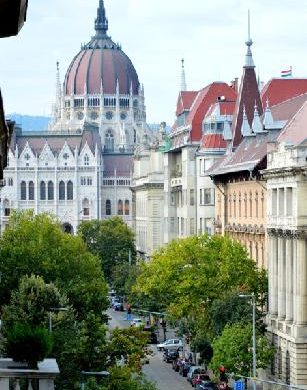 A hét ingatlana: polgári életérzés, kilátással az Országházra