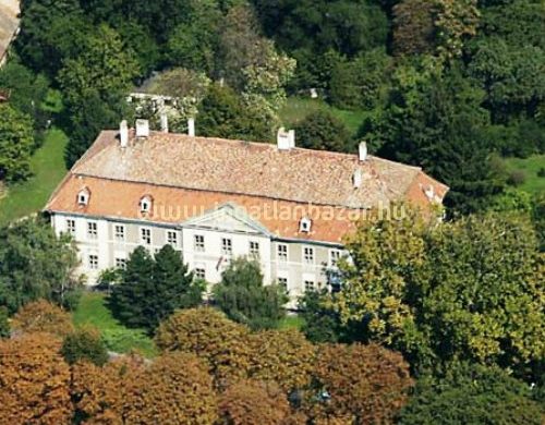 1 kastély és 2 villa egy tulajdoni lapon, 152 millióért