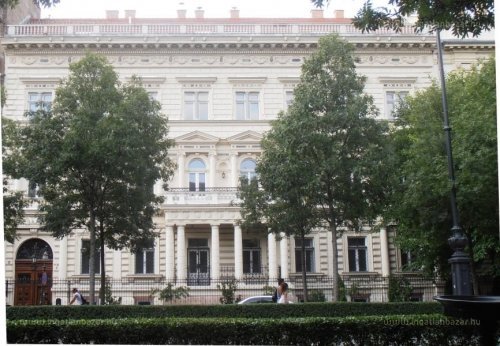 Lakna a „palástos hóhér” egykori villájában? 7 milliárdért most megteheti!