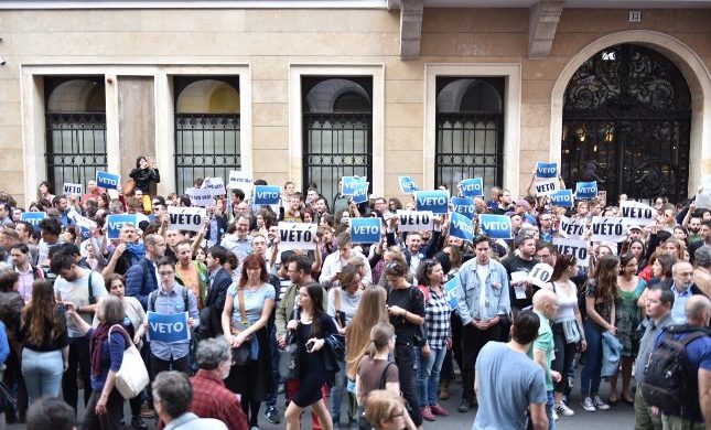 7 eladó lakás a mostanában „balhés” Nádor utcában