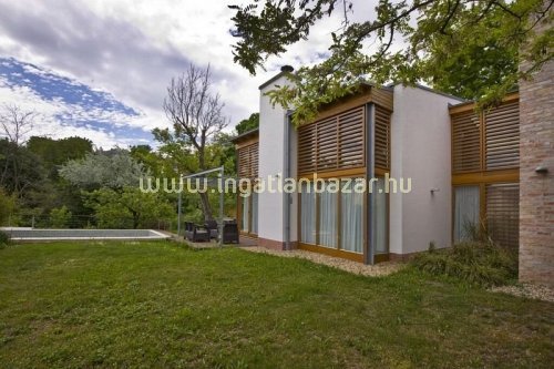 A hét ingatlana: modern villa a III. kerületben, mustársárga konyhaszigettel