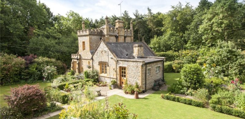 Eladó Anglia legkisebb, 72 nm-es kastélya!