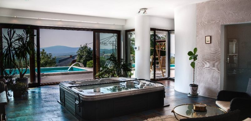 A hét ingatlana: jakuzzi a szoba közepén, Szentendrén!