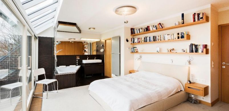 A hét ingatlana: budai panoráma a kádból, plafonról lógó zuhanyrózsákkal!