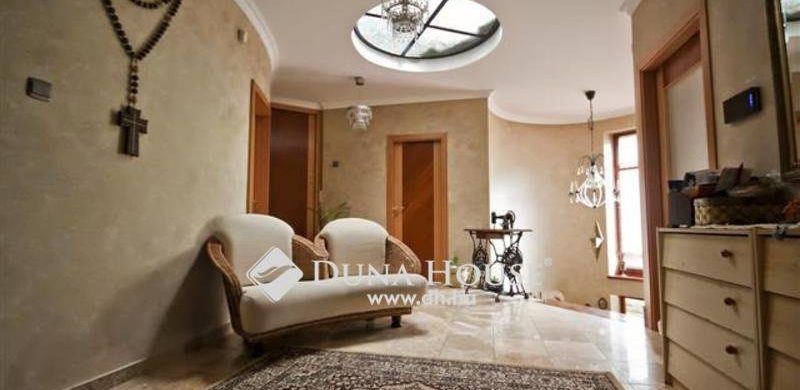 Karnyújtásnyira a F1-től, mégis csendben: egy mogyoródi villa a száguldó cirkusz szerelmeseinek!