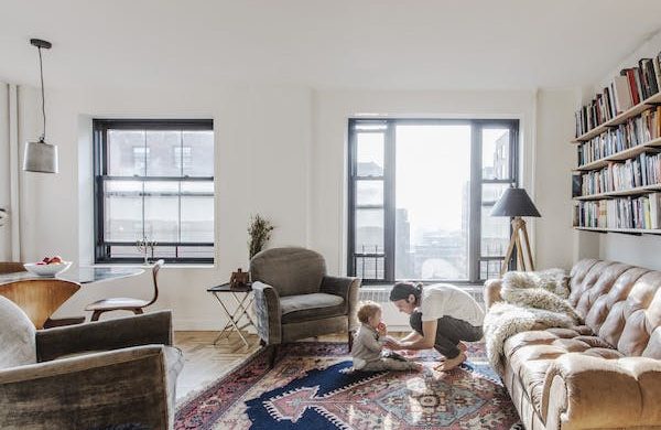 Egy nappali+hálószobás lakás csodás átalakítása egy négy fős család számára