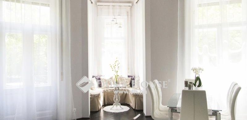 Bele a készbe: elegáns otthon teljes bútorzattal 108 millióért eladó!