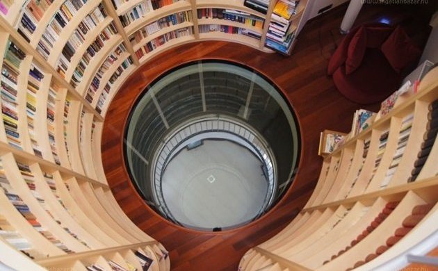 Egy szó szerint szédítő, csillaghegyi lakás könyv mániásoknak!