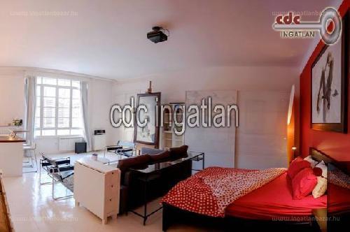 A hét ingatlana: zseniális piros-fehér, napfényes lakás a VIII. kerületben