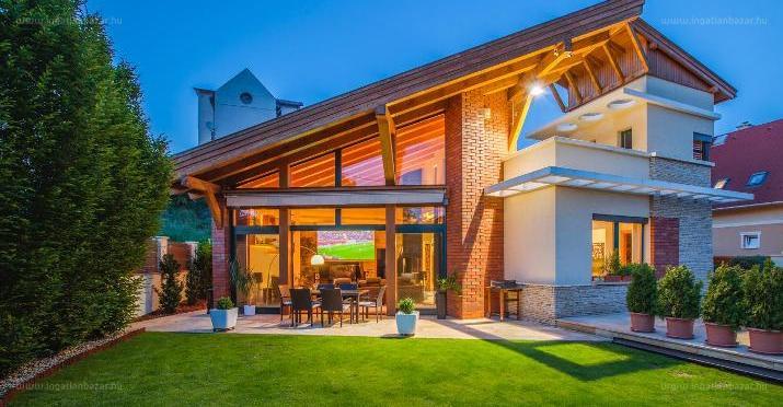 Elképesztő elegancia Pilisszentivánon, 150 millióért