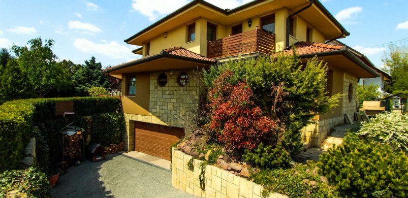 Legyen az év celebje, Sebestyén Balázs szomszédja. Mondjuk egy szuper villában!