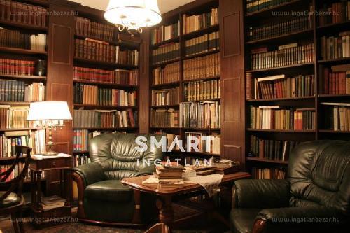 Ha már Felcsúton jártunk: egy elegáns, komoly kúria 67,9 millióért