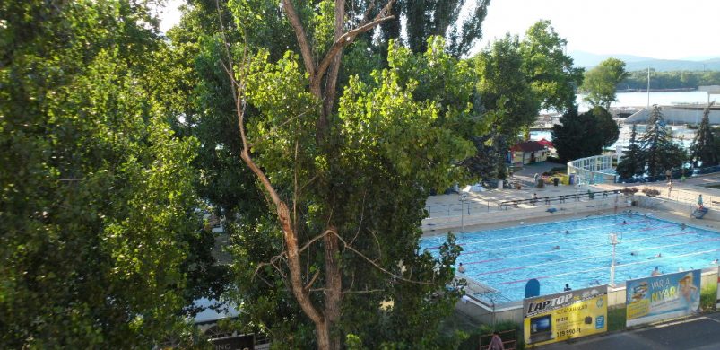 Kellemes lakás, kilátással az új, pesti csoda uszodára