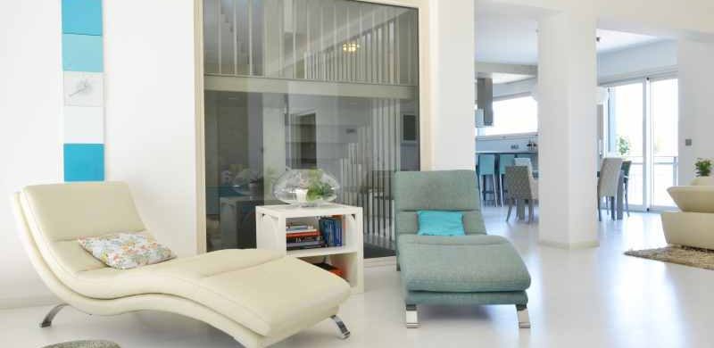 A hét ingatlana: türkiz-fehér álomotthon, sok meglepetéssel!