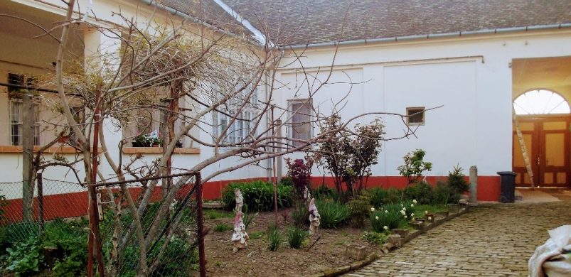 Nyári ki-mi-tud: eladó egy érthetetlen árú, 6 szobás „polgári ház”