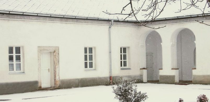 Eladó egy volt hadifogolytábor, mely valaha a Széchenyik kúriája volt!