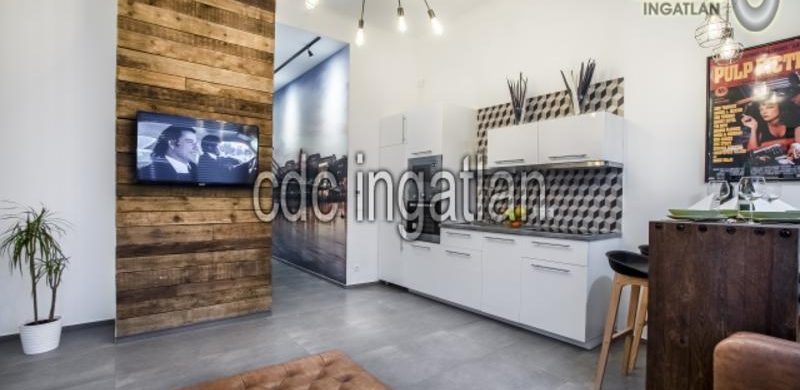 A hét ingatlanhirdetése: Travolta és a Pulp Fiction a gigantikus tv-n!