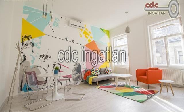 Őrületes színkavalkád 54,6 millióért az Akácfa utcában