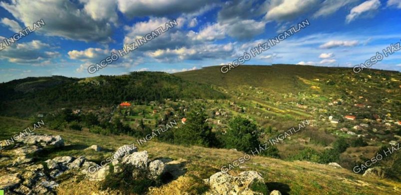 Egy cuki, szolgálatkész hirdetés téliesített kisházra vágyóknak! Ár: 10,5 millió