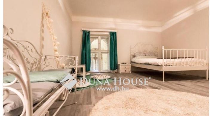 Almazöld-fehér, királylányoknak való garzon lakás a Ferenc körúton!