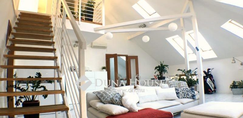 Itt akár festhet is! Belső kétszintes, tetőteraszos csoda a belvárosban!