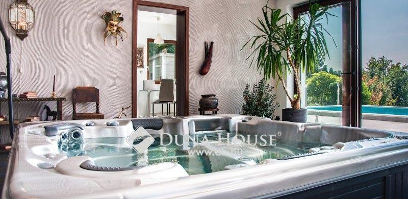 Gigantikus üvegfelületek és medencék egy szentendrei luxus házban!