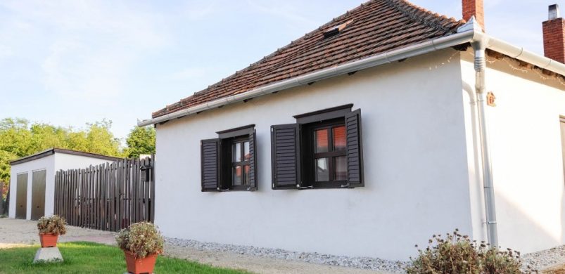 21 millióért 1851-ben épült, teljesen felújított, csodálatos parasztháza lehet!