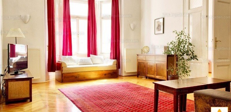 Dizájn tippek: elegáns antik és „svéd” fa bútorok együtt, egy ragyogó budai lakásból!