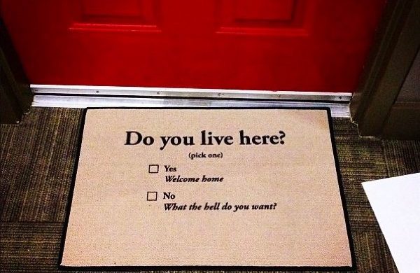 Hülye lábtörlők minisztériuma: angol nyelvű csipkelődések ajtón innen és túl