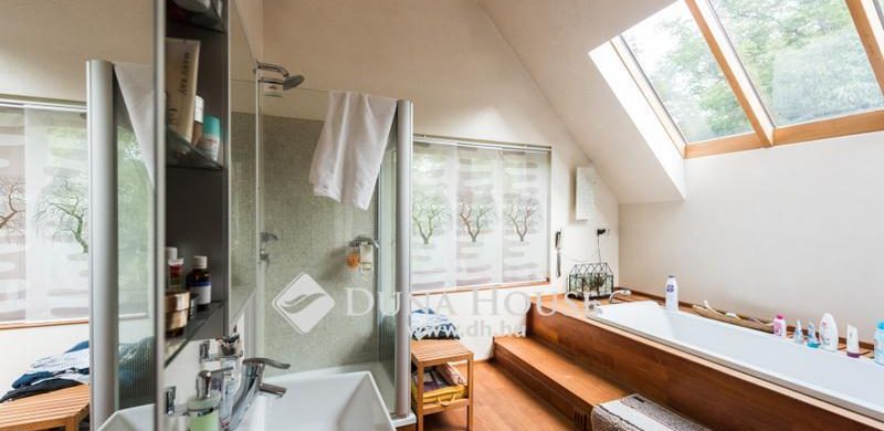 Ebbe a fürdőkádba vágyik ma mindenki. 189 millió a „belépő”